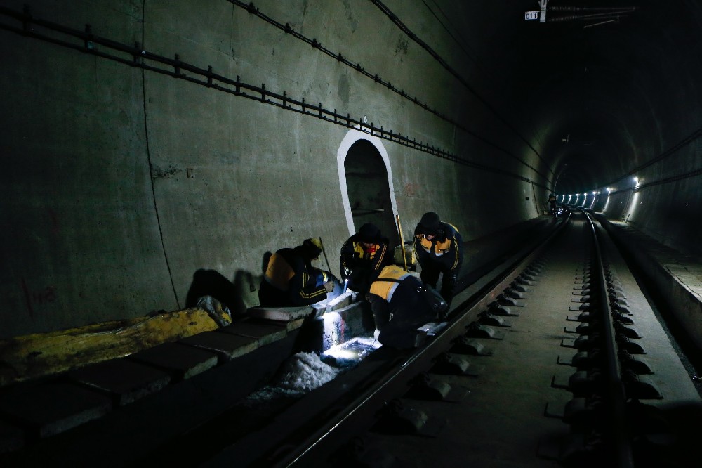 建水铁路运营隧道病害现状